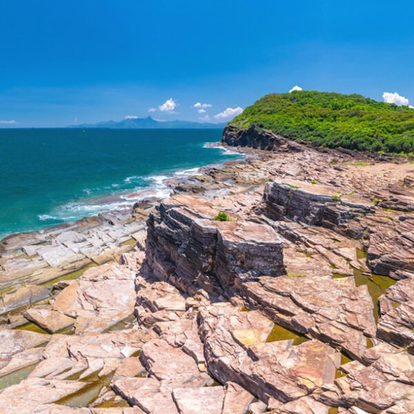 東平洲海岸頁岩平台|層狀岩石與遼闊海景-更樓石