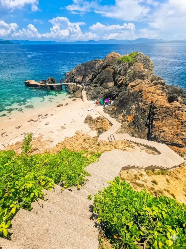 香港黃茅洲沙灘石階與碼頭景色,清澈海水與隱世離島風景