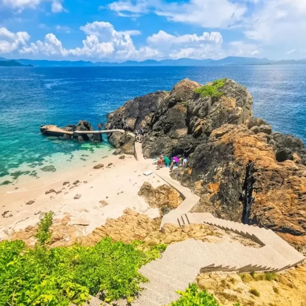 香港黃茅洲沙灘石階與碼頭景色,清澈海水與隱世離島風景