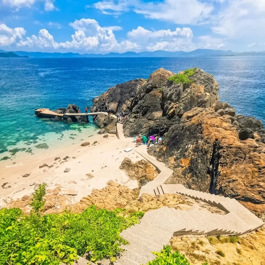 香港黃茅洲沙灘石階與碼頭景色，清澈海水與隱世離島風景
