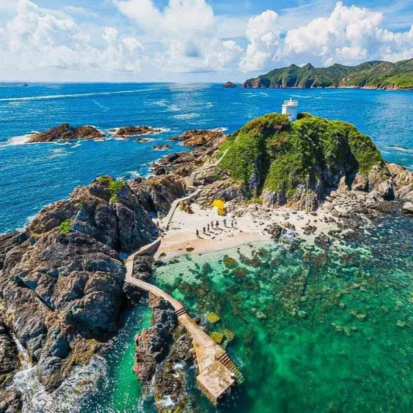 香港黃茅洲燈塔與隱世沙灘航拍景色,清澈海水與離島岩石地貌
