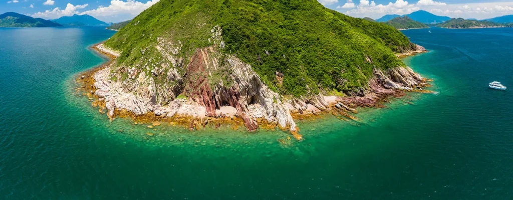 鬼手岩附近海岸的整體地形與海岸線景觀，展示香港東北海岸的自然地貌