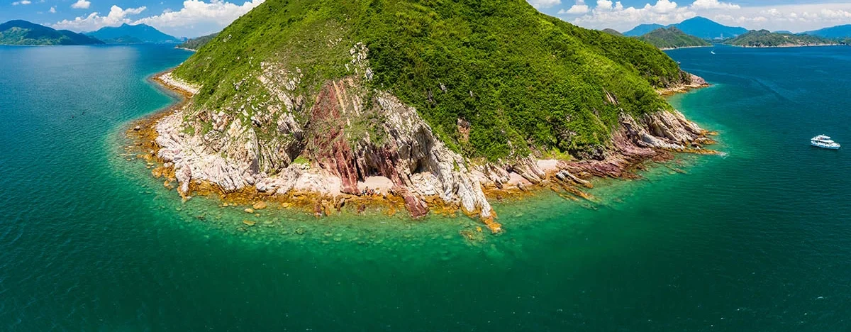 鬼手岩附近海岸的整體地形與海岸線景觀，展示香港東北海岸的自然地貌
