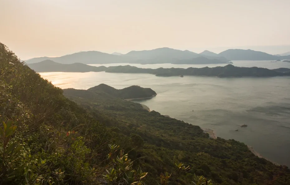 從大美督一帶行山路線高位遠望鬼手岩附近的香港東北海岸海景