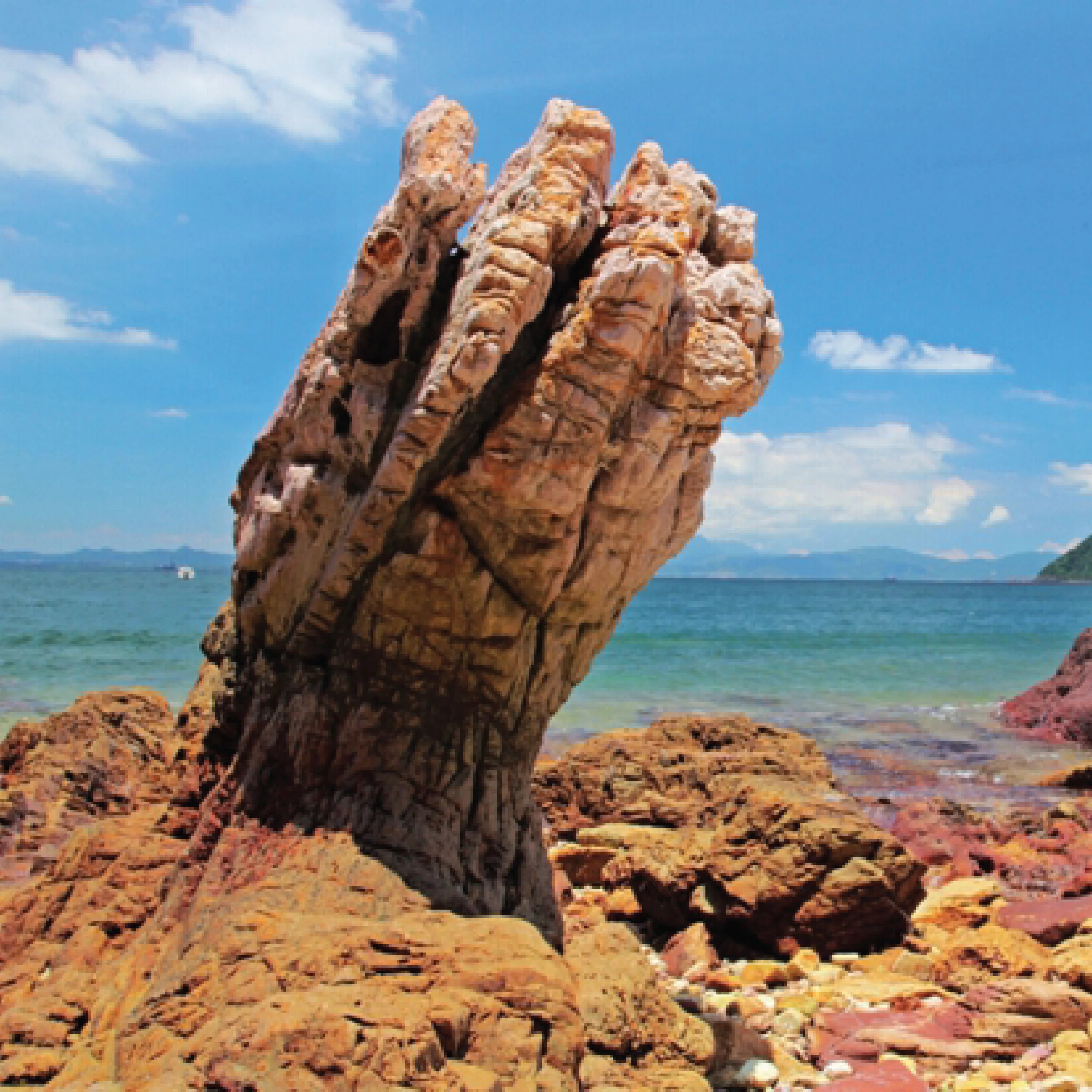 鬼手岩（Devil’s Fist）近距離岩石外形，位於香港東北海岸的海蝕岩地標
