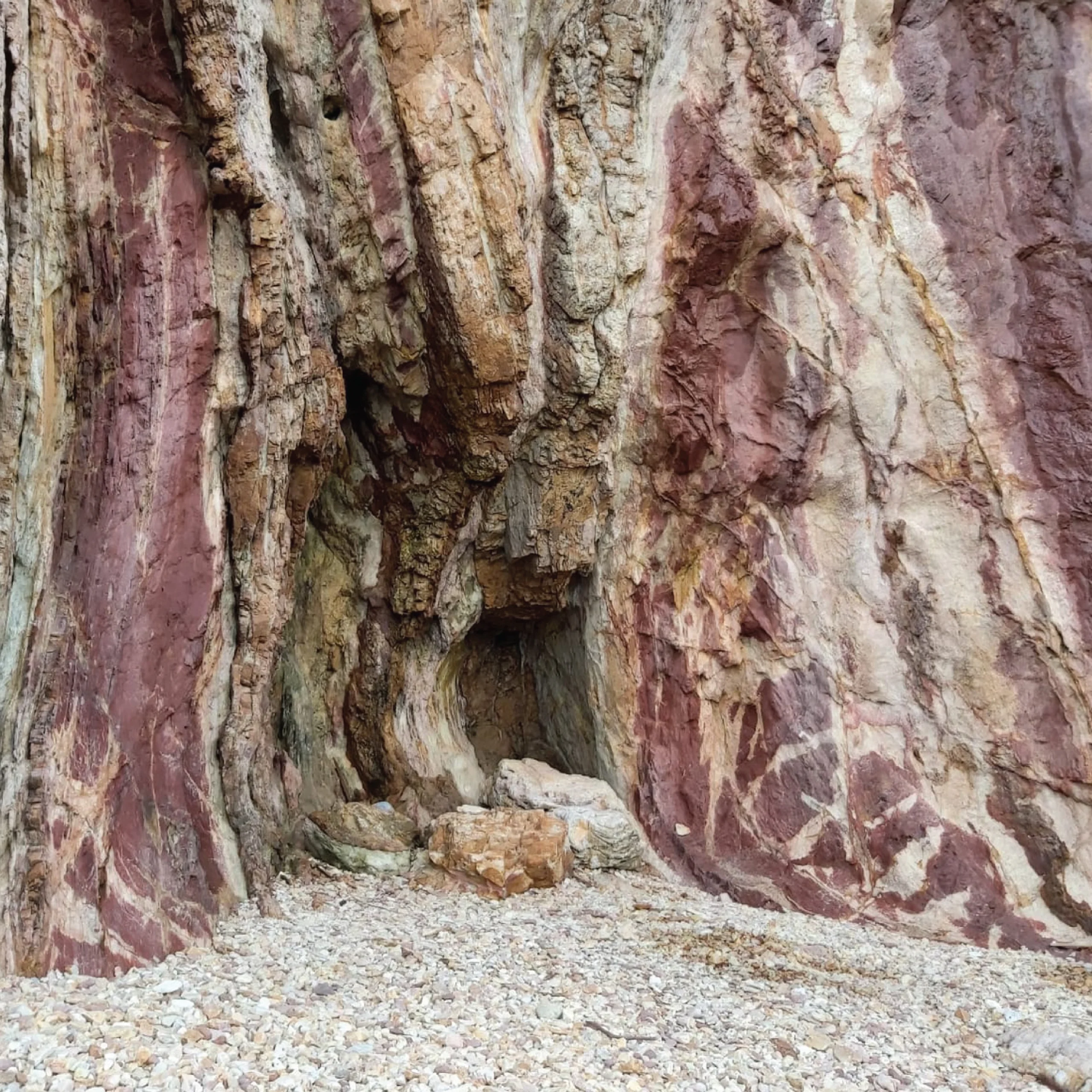 鬼手岩附近因海浪侵蝕形成的岩壁與岩洞細節，展示香港東北海岸的海蝕地貌
