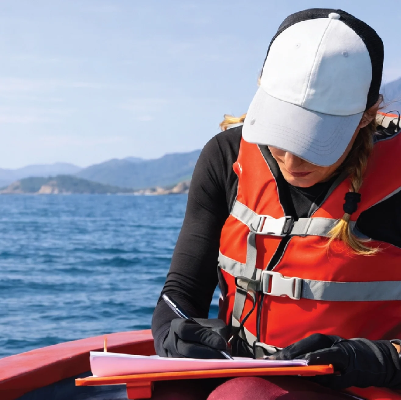 Institutional fieldwork conducted on a gray and red speedboat in Hong Kong waters, operated by SKR for organizational charter use SKR 提供的香港機構包船服務，於近岸海域進行實地考察及任務執行