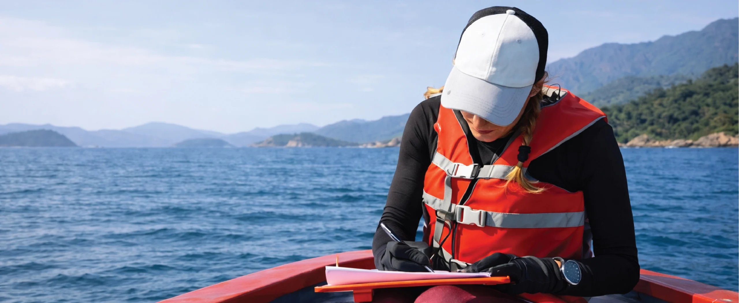 Institutional fieldwork conducted on a gray and red speedboat in Hong Kong waters, operated by SKR for organizational charter use SKR 提供的香港機構包船服務,於近岸海域進行實地考察及任務執行