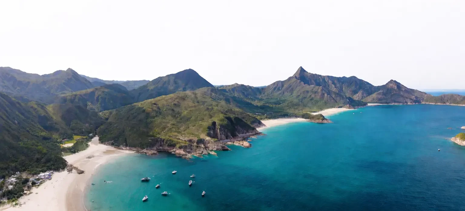 Tai Long Wan Sai Kung Hong Kong aerial view with beach and boats for boat rental 香港西貢大浪灣航拍景色 沙灘與快艇停泊 租船出海路線
