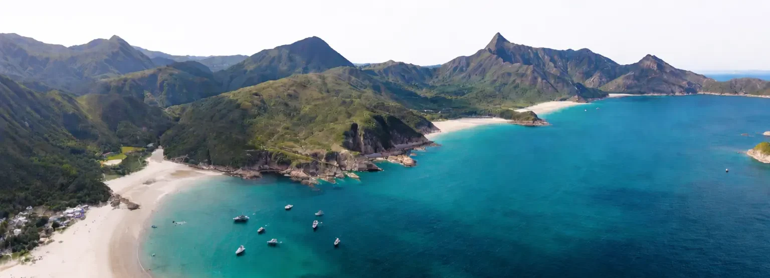 Tai Long Wan Sai Kung Hong Kong aerial view with beach and boats for boat rental 香港西貢大浪灣航拍景色 沙灘與快艇停泊 租船出海路線