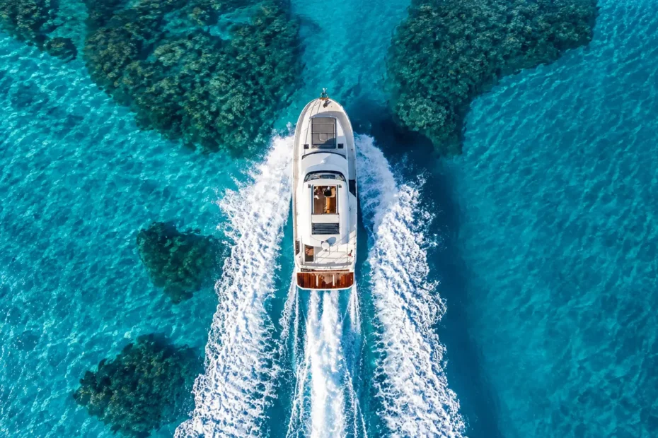 香港 Flybridge Yacht 豪華遊艇停泊於海上
