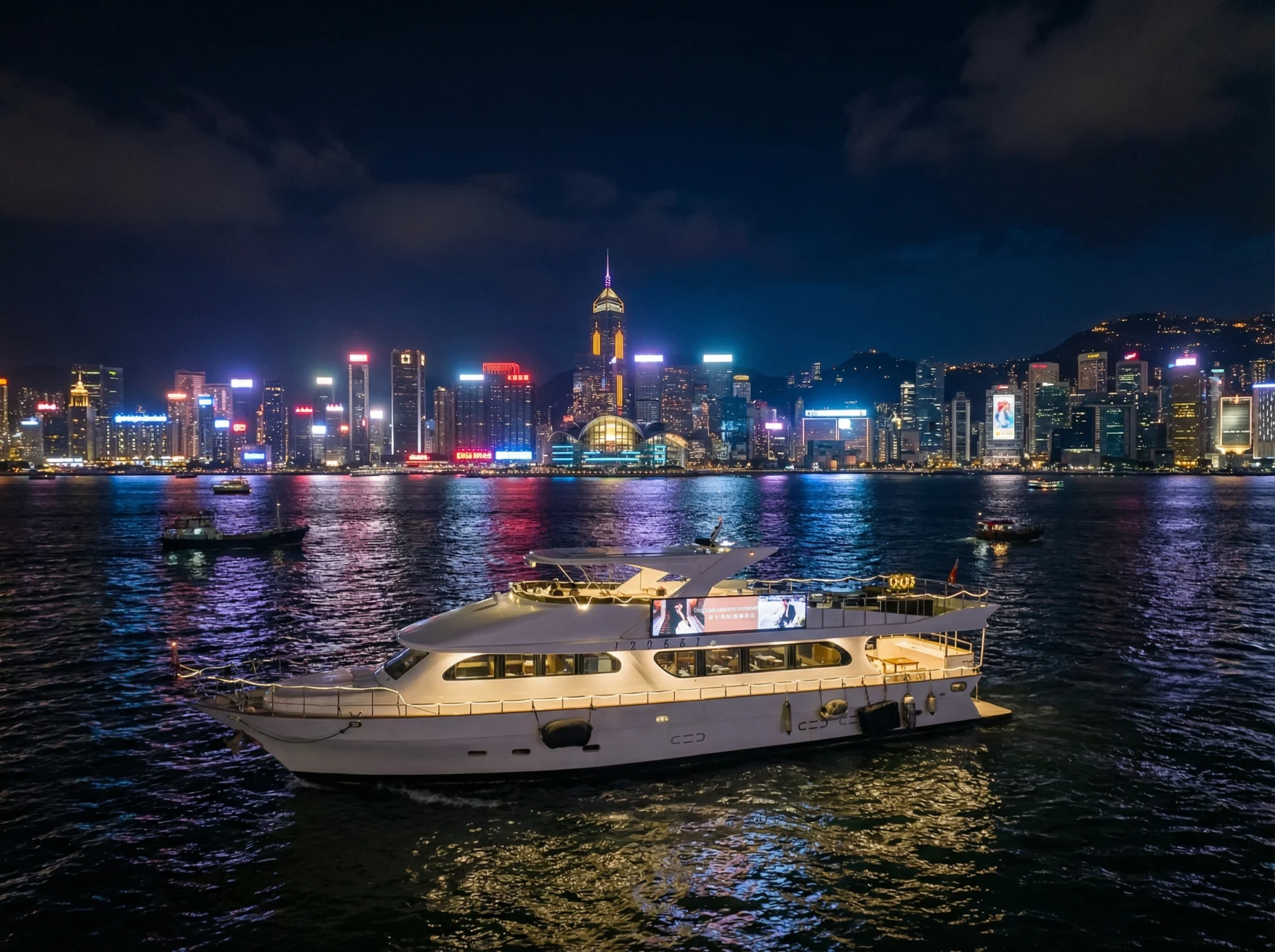 私人遊艇航行於香港維多利亞港夜景