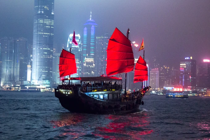 紅帆傳統帆船航行於香港維多利亞港